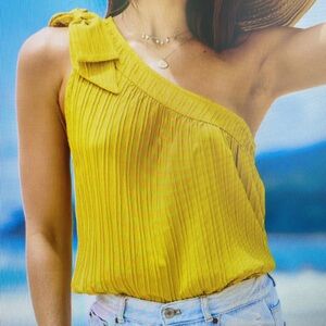 Cupshe one shoulder bow tie cami. Yellow size small